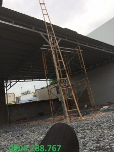 Thợ lợp mái tôn tại bình dương